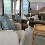 Ocean View By Charmes Penthouse شقة *